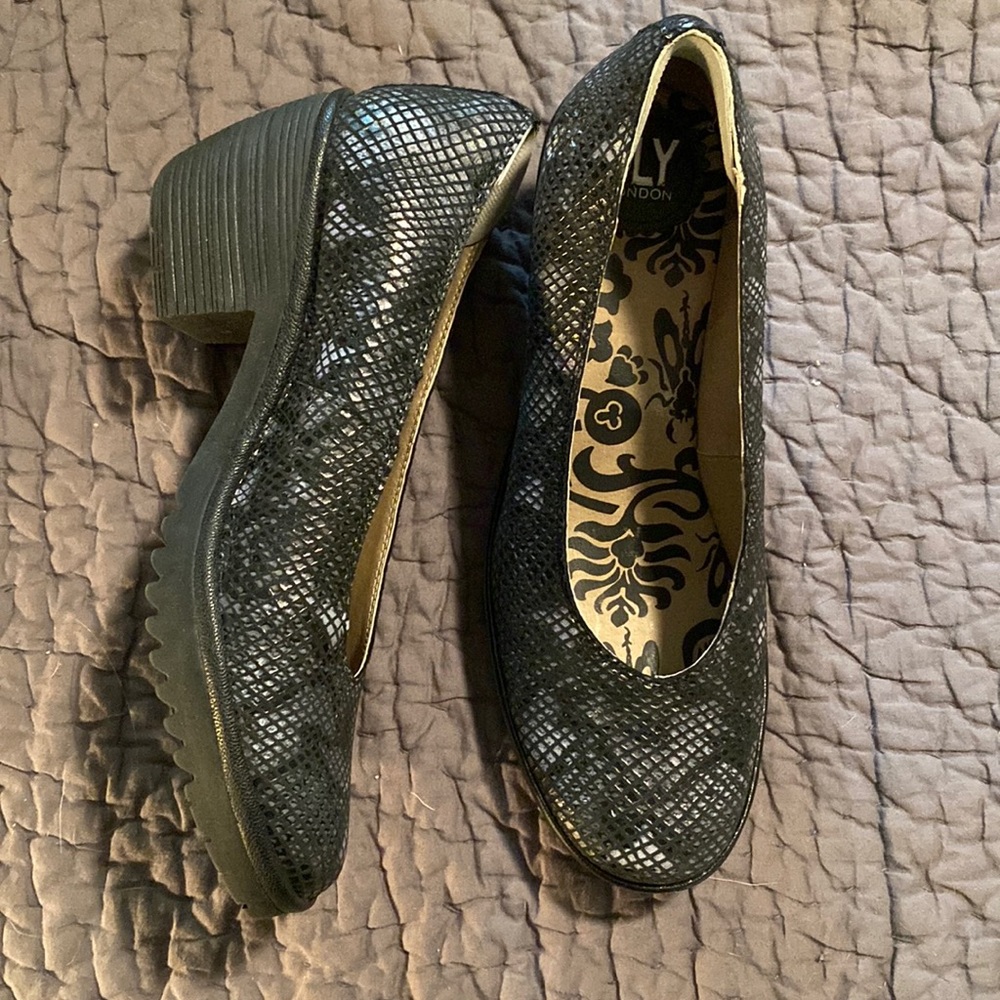Women’s Fly London Snakeskin Pump, 40.